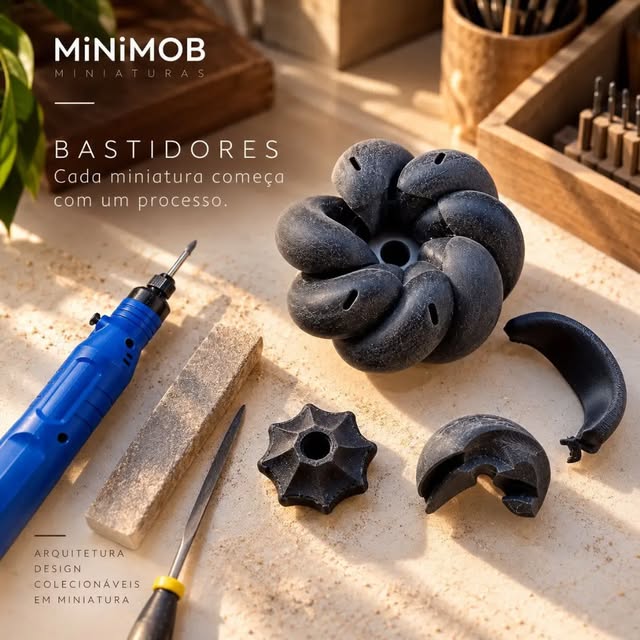Peças de uma miniatura e ferramentas na bancada